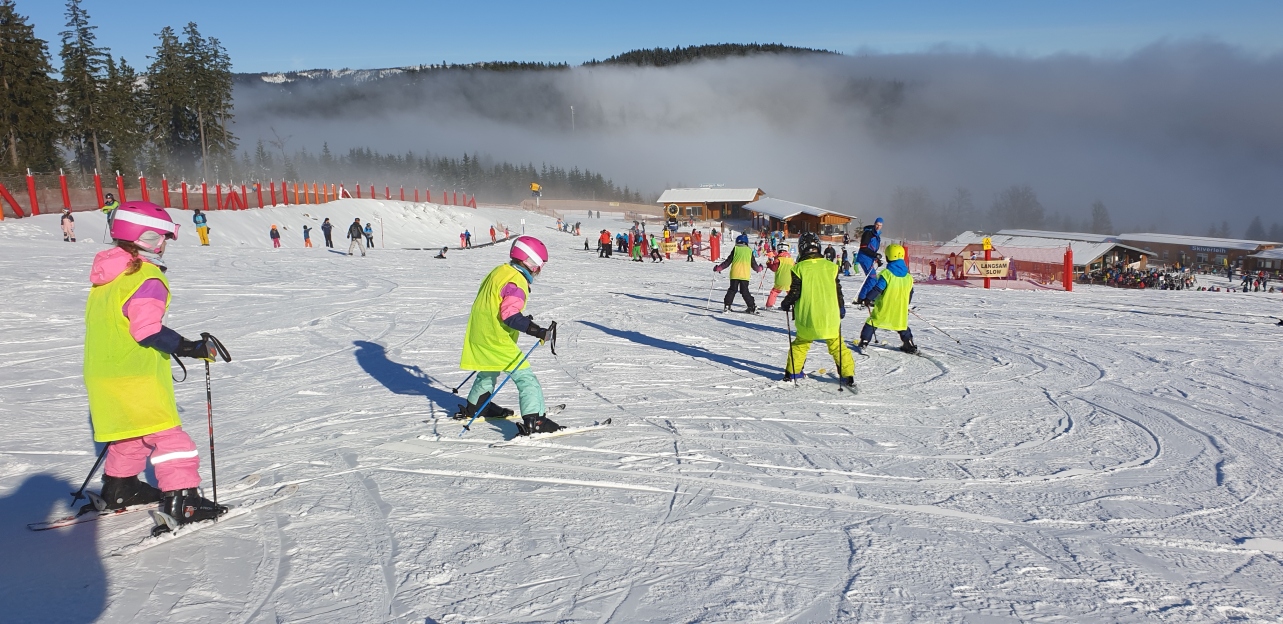 Hervorragende Bedingungen bei Anfänger Skikurs