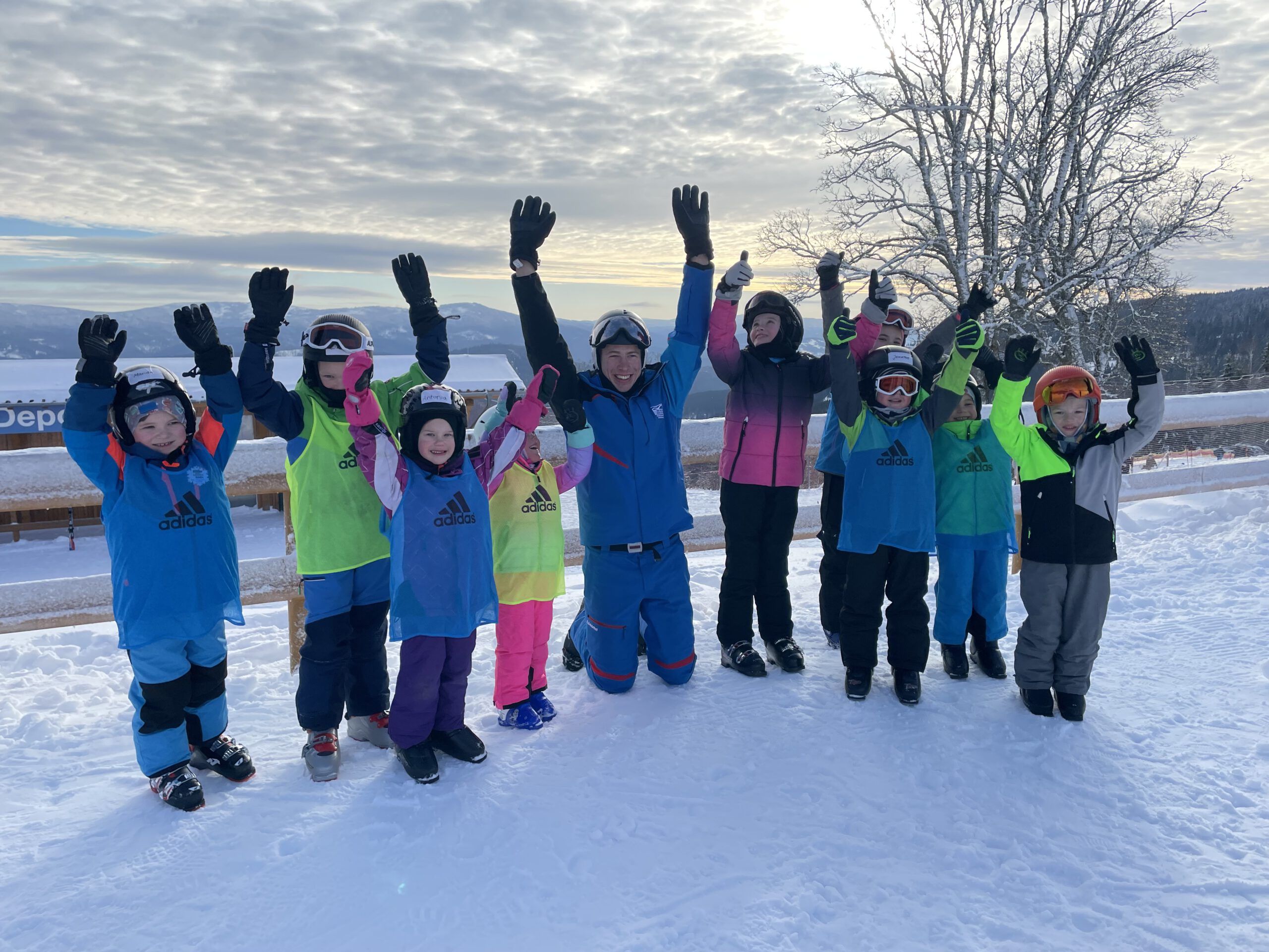 Begeisterte Kinder nach alpinen WSV-Skikursen bereit für die Piste